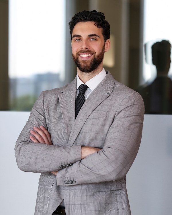 Portrait von Tivon Luca Koslowsky, Immobilien-Insider von RealEstate-Performance